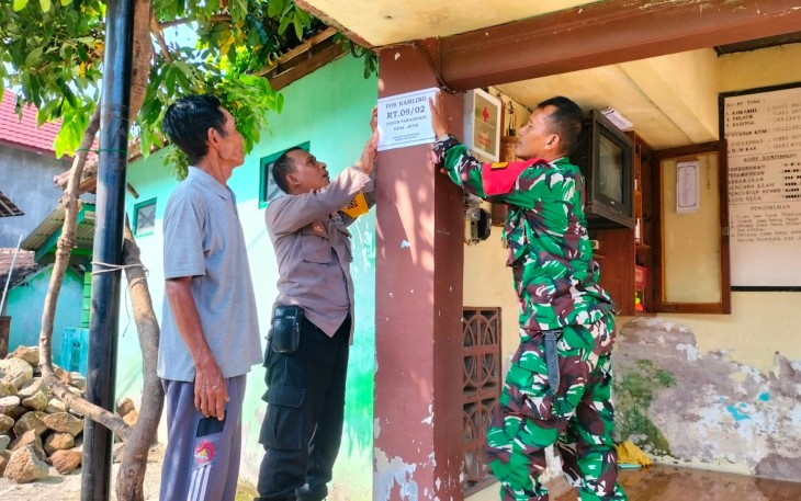 Babinsa Desa Jetis Melaksanakan Perbaikan Pos Kamling Bersama Masyarakat