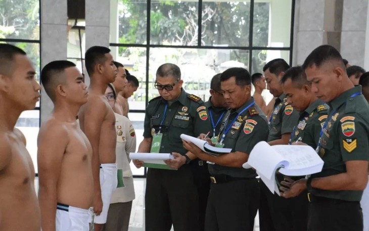 Komandan Korem 031/Wira Bima, Brigjen TNI Sugiyono, memimpin secara langsung Sidang Parade Penerimaan Calon Bintara PK Pria TNI AD Tahun Anggaran 2025 di Subpanda Pekanbaru, yang berlangsung di Gedung Kharudin Nasution Makorem 031/WB, Selasa (17/6/2025)