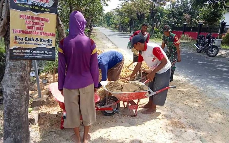 Kerja bakti perbaiki jalan desa