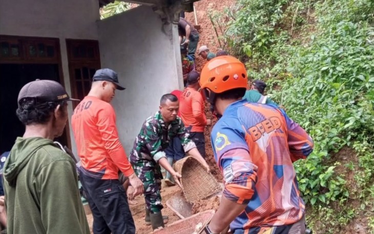 TNI-Polri dan BPBD Trenggalek Sigap Bersihkan Longsor di Kampak