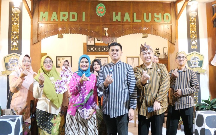 Walikota Blitar Syauqul Muhibbin (tiga dari kanan) Didampingi Istri Kharisa Riski Umami bersama Plt. RSUD Mardi Waluyo dr. Bernard Theodore Ratulangi (dua dari kanan) dengan Jajarannya. Senin, 23 Juni 2025. (Foto : Klikwarta.com)