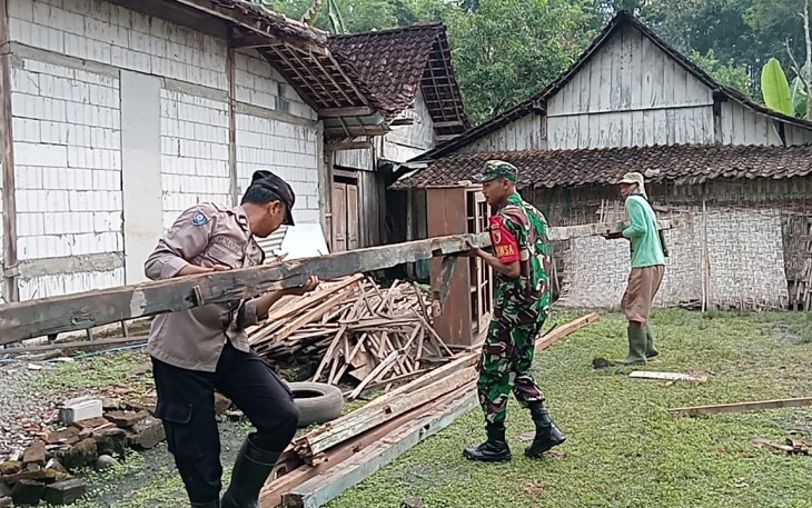 Babinsa Desa Pilangkenceng Bantu Renovasi Rumah Warga