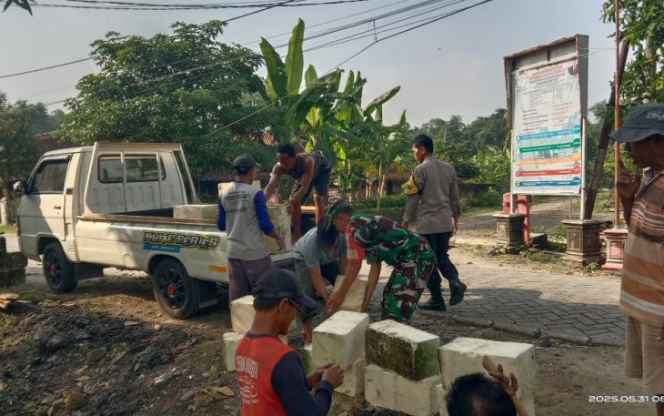 Babinsa Desa Pulerejo Koramil Pilangkenceng Laksanakan Kerja Bakti Pemasangan Tanggul Jalan