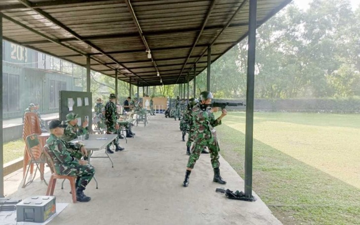 Prajurit Korem 052/Wkr Asah Kemampuan Menembak