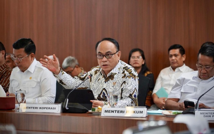 Menteri Koperasi (Menkop) Budi Arie Setiadi dalam Rakor Tingkat Menteri terkait Penyelenggaraan Program Makan Bergizi Gratis (MBG), di Kantor Kemenko Pangan, Jakarta, Kamis (26/6) 