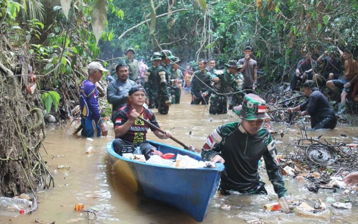 Karya bakti bersihkan lingkungan di perbatasan 