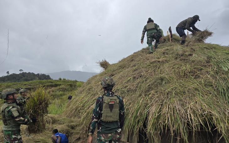 Satgas TNI Bangun Honai