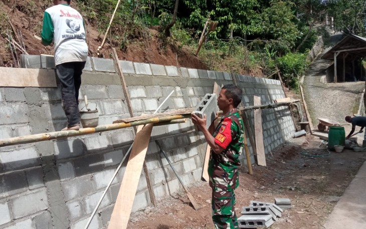 Babinsa Desa Tileng Melaksanakan Karya Bakti Pembuatan Tanggul Penahan Tanah