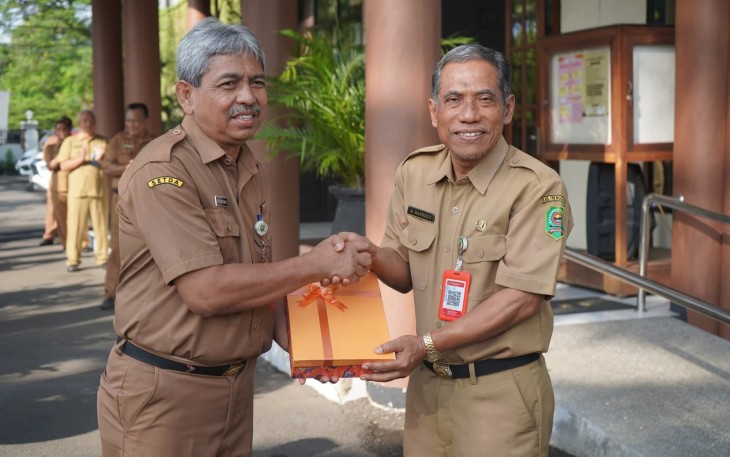 Sekretaris Daerah Kabupaten Trenggalek, Edy Soepriyanto, saat memberikan cindera mata kepada Asisten Perekonomian dan Pembangunan Sekda Trenggalek, Ir. Mulyahandaka