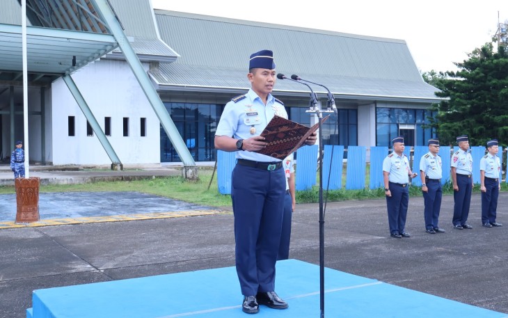 Kepala Dinas Logistik (Kadislog) Lanud Sultan Hasanuddin, Kolonel Tek Luqman Hakim, S.Pd.I., M.Int.Sy memimpin upacara bendera mingguan