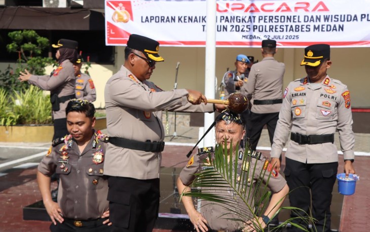 Polrestabes Medan baru saja menggelar Upacara Korp Raport Kenaikan Pangkat untuk 152 anggota Polri yang dipimpin langsung oleh Kombes Pol. Dr. Gidion Arif Setyawan di lapangan apel Mapolrestabes Medan, Rabu (2/7/2025)