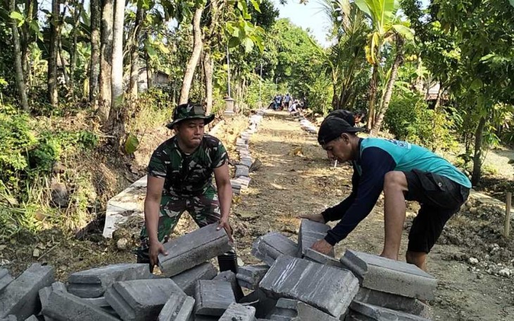 Pemasangan paving blok bersama warga binaan 