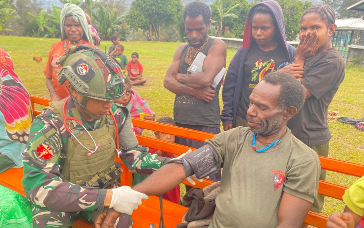 Bakti Sehat Satgas TNI di Pedalaman Wombru