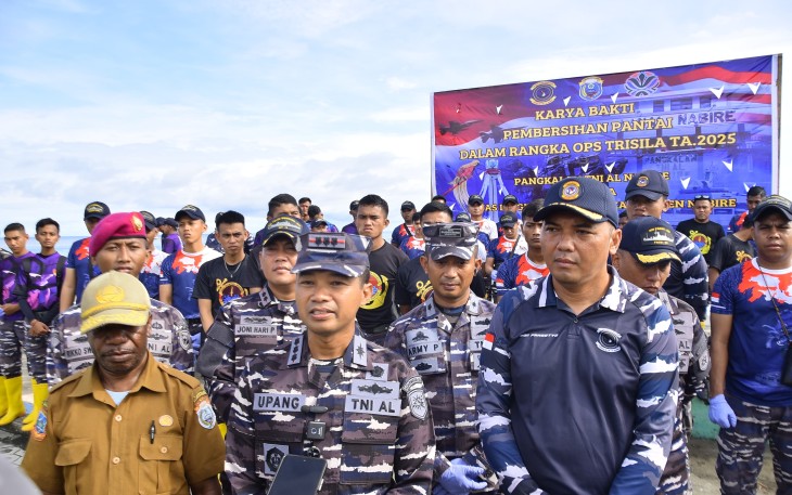 TNI AL Wujudkan Kepedulian Lingkungan Gelar Aksi Bersih-Bersih Pantai di Nabire