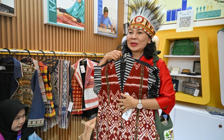 Kiprah Lulusan Program PKW Tekun Tenun Melestarikan Budaya 