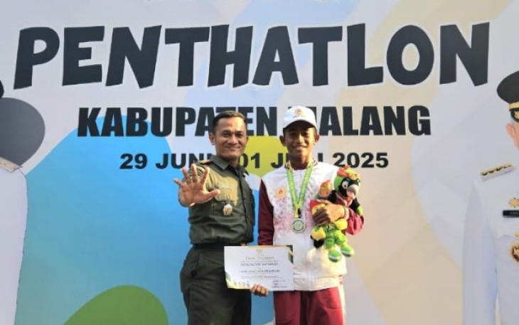 Danramil 0833-04/Sukun Kapten Kav Sarmeli bersama putranya Sadiqi Asyrof di Porprov IX Jatim 2025