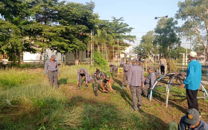Babinsa Kelurahan Taman Laksanakan Kerja Bakti Bersama Linmas