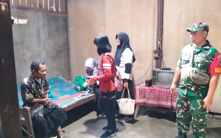 Babinsa Paron dan Instasi Terkait Beri Bantuan Sembako untuk Warga yang Sakit