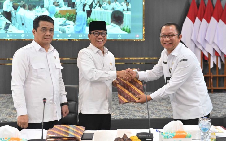 Mendes PDT Yandri Susanto menutup raker Kemendes PDT di Jakarta, Selasa (15/7)