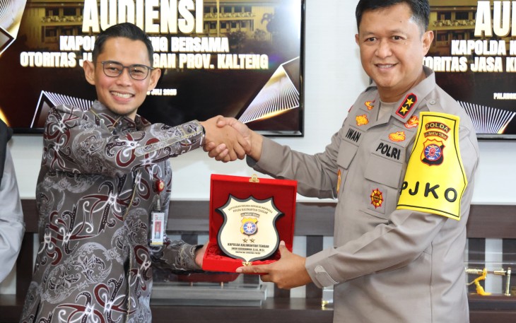 Kapolda Kalimantan Tengah (Kalteng), Irjen Pol Iwan Kurniawan, menerima audiensi dari Otoritas Jasa Keuangan (OJK) Provinsi Kalteng, bertempat di Ruang Kerja Kapolda, Rabu (16/7/2025)