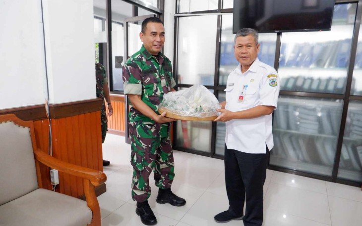 Kasdim 0801/Pacitan Mayor Inf Muhajir memberikan tumpeng