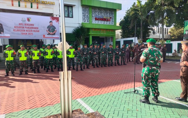 Komandan Kodim 0805/Ngawi, Letkol Arh Setu Wibowo, S.Hub.Int.M.H.I.,, memimpin apel bersama dalam rangka kesiapan pengamanan Kejaksaan Negeri Ngawi tahun 2025