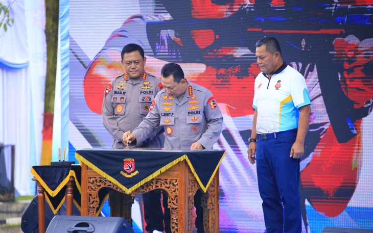 Kapolri Jenderal Listyo Sigit Prabowo resmi membuka ajang Kapolri Cup 2025 Shooting Championship di Mako Brimob, Depok