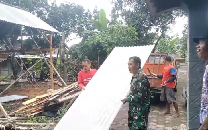 Babinsa Koramil Jogorogo Bantu Warga Bangun Rumah 