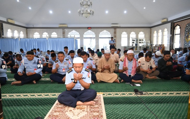 Lanud Sultan Hasanuddin menggelar acara doa bersama yang dilaksanakan di beberapa tempat ibadah di Lanud Sultan Hasanuddin, Makassar, Senin (21/7/2025)