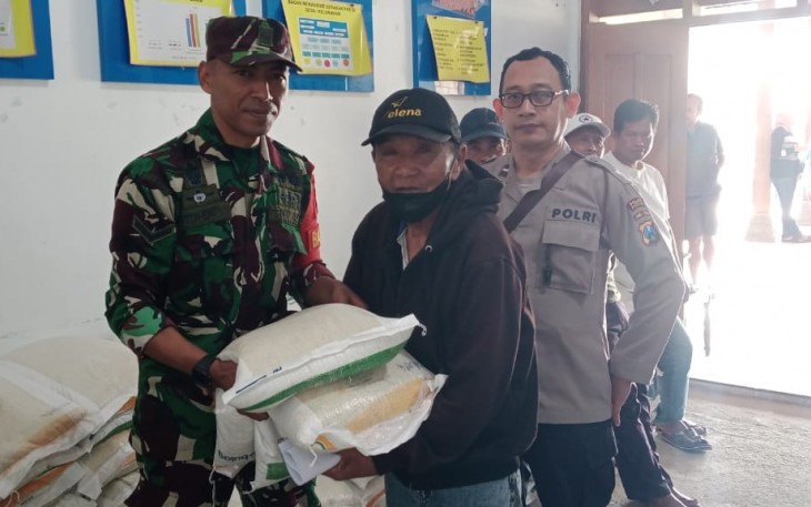 Penyaluran bantuan pangan di wilayah desa binaan 