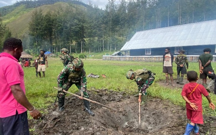 Satgas TNI Hadiri Bakar Batu di Kampung Mayuberi