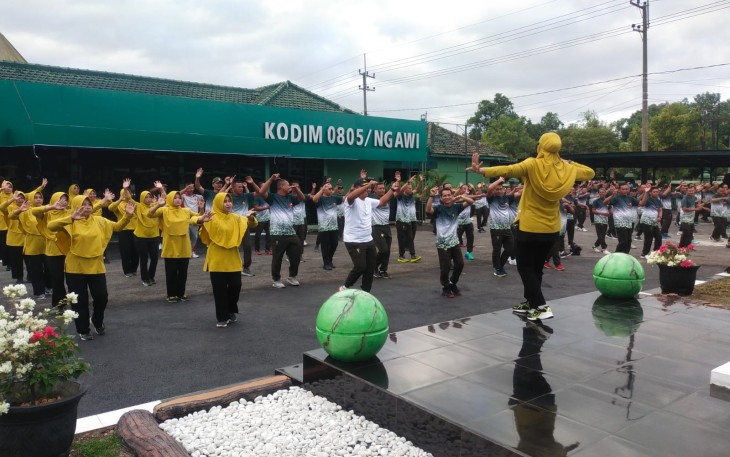 Kodim 0805 Ngawi Gelar Senam Aerobik Bersama Anggota dan Persit