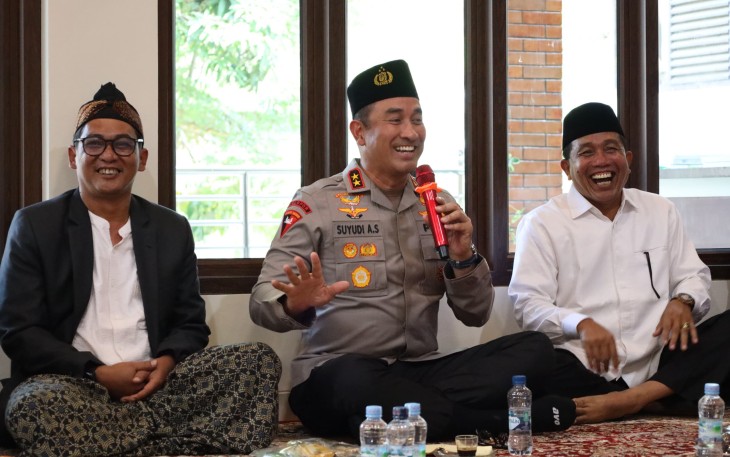 Kapolda Banten Irjen Pol Suyudi Ario Seto menghadiri acara Silaturahmi bulanan Forum Silaturahmi Pondok Pesantren Modern (FKPM) bertempat Ponpes As-Sa’adah Pasirmanggu Cikeusal Serang pada Selasa (29/07)