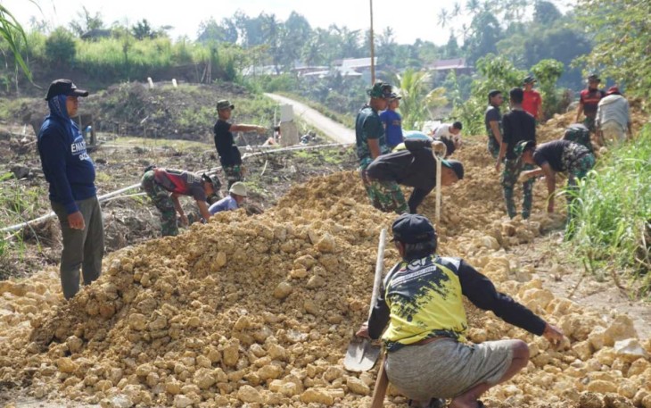 Pengerjaan jalan penghubung desa Pekalobean 