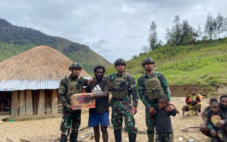 Satgas TNI Safari Honai di Kampung Amungi