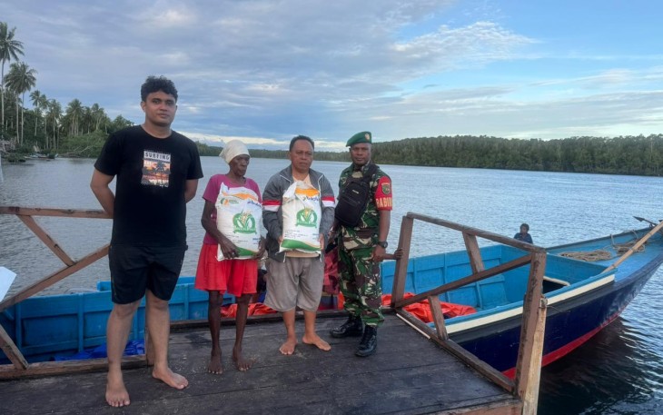 Babinsa Koramil 1710-01/Kokonao Dampingi Penyaluran Beras Ketahanan Pangan Untuk Masyarakat