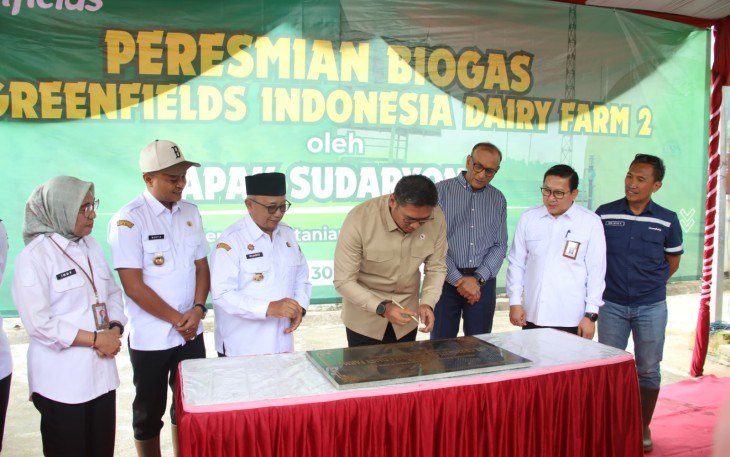 Penandatanganan plakat peresmian fasilitas reaktor biogas di peternakan Greenfields Indonesia-Blitar