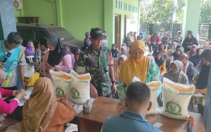 Penyaluran bantuan beras di wilayah desa binaan 