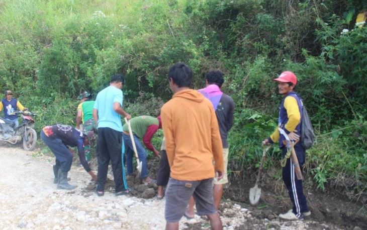 Perapihan bahu jalan lokasi TMMD Kodim Enrekang 