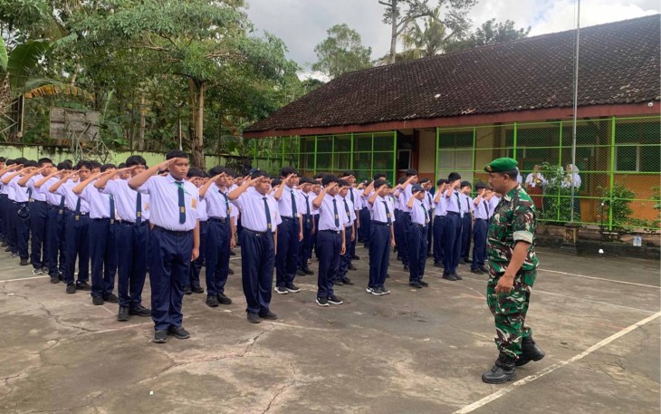 Siswa SLTPN 1 Kampak Belajar Disiplin dan Nasionalisme Langsung dari TNI