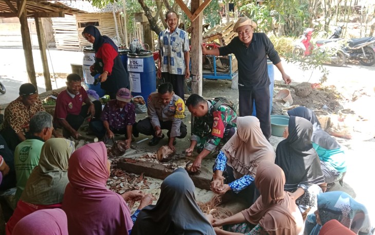 Babinsa Kendal Edukasi Pelatihan Pembuatan Pupuk Organik MOL/POC
