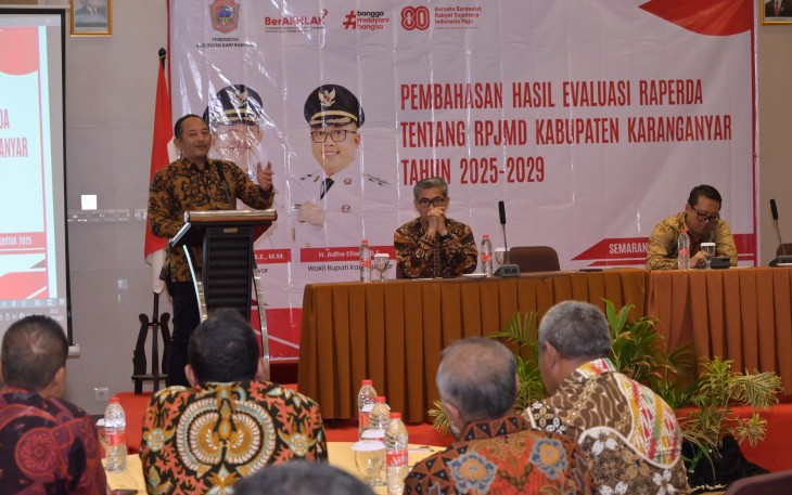 Bupati Rober Christanto memberikan pidato sambutan dalam pembahasan hasil evaluasi Rancangan Peraturan Daerah (Raperda) RPJMD
