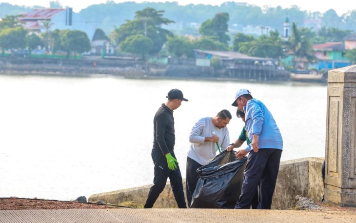Provinsi Kepri secara langsung memimpin gotong royong (goro) di Kawasan Gurindam XII, Tepi Laut Tanjungpinang, Kamis (7/8/2025) 