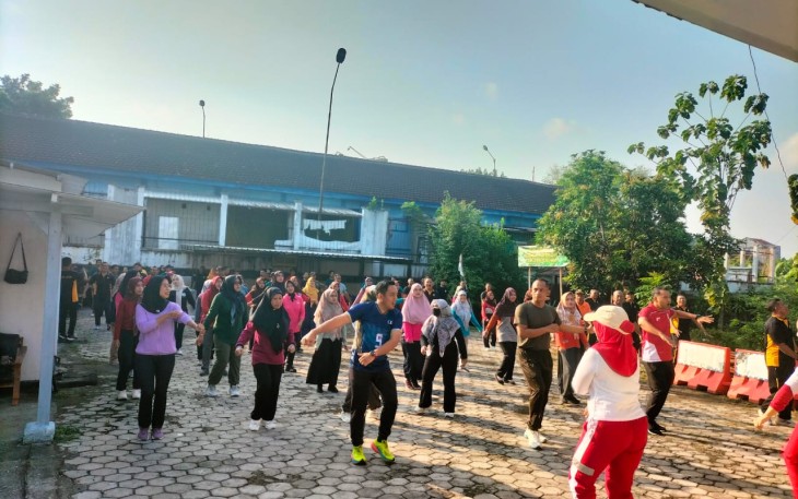 Koramil Geneng Berkolaborasi Bersama Puskesmas Gelar Olahraga Bersama dan Cek Kesehatan Berkala