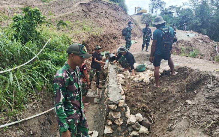 Pondasi bahu jalan cegah erosi di lokasi TMMD Kodim Enrekang 