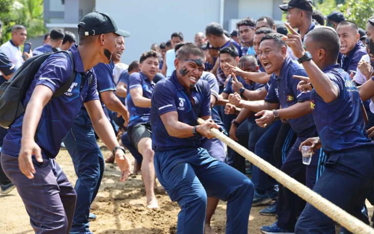 Lomba tarik tambang HUT Kemerdekaan di Koarmada III 