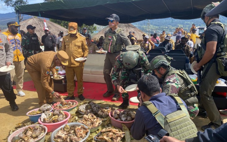 Pangkogabwilhan III Kunjungi Kabupaten Puncak Serahkan Bantuan untuk Pengungsi