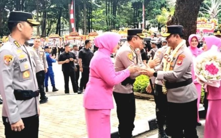 Polda Metro Jaya, Rabu (20/8/2025 )  melaksanakan kegiatan penyambutan pejabat  baru Kapolda Metro Jaya Irjen Pol Asep Edi Suheri bersama Ibu dan pelepasan Pejabat Lama Komjen pol Karyoto bersama Ibu