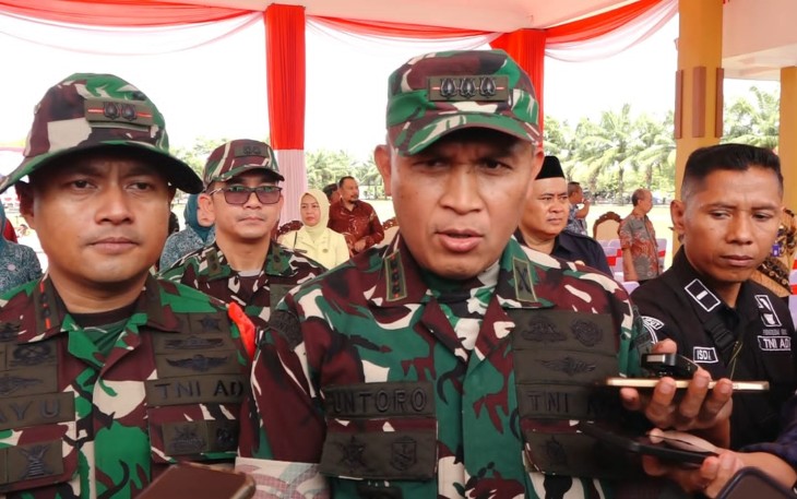 Danrem 081/DSJ Kolonel Arm Untoro Hariyanto kepada awak media usai menutup TMMD ke-125 di Alun-Alun Reksogati, Caruban, Kabupaten Madiun, Kamis (21/8/2025)