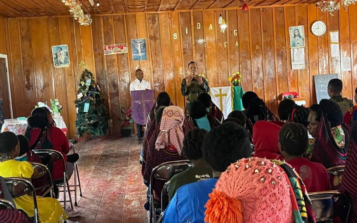 Satgas Yonif 700/WYC Rajut Kasih di Tanah Papua, Ibadah Bersama Jemaat Gereja Bethesda Batilame